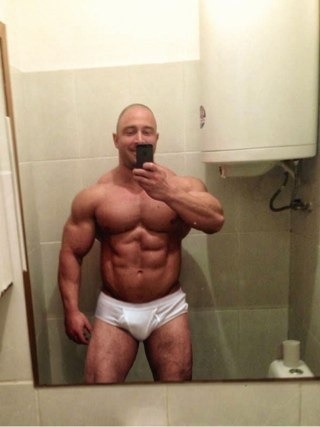 dante-dfw:  I love it when a hot man takes a selfie.