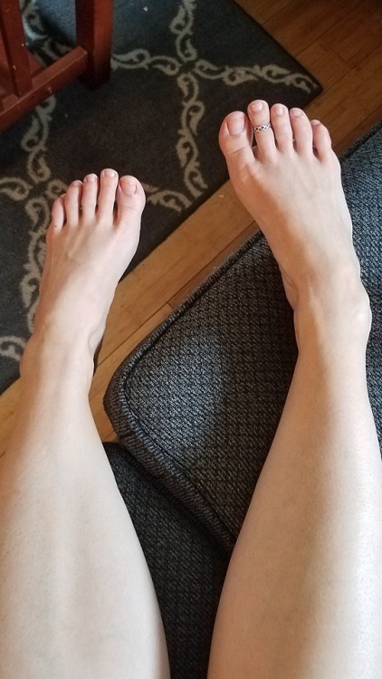 myprettywifesfeet:My pretty wifes beautiful natural toes.please comment
