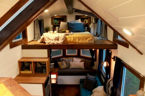 builtsosmall: TINY HOUSE ON WHEELS This is such a cute tiny house - inside and out tinyhousel