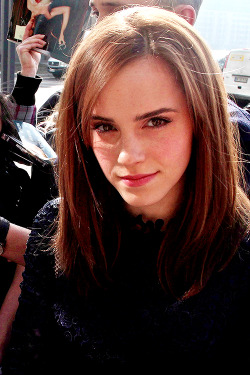 ohwtsons:  Emma signing autographs at the