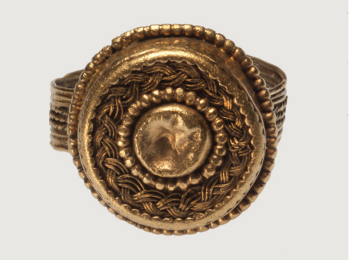 gemma-antiqua: Cypriot gold ring, dating to the late Bronze Age, or 1450-1200 BCE. Found on Med