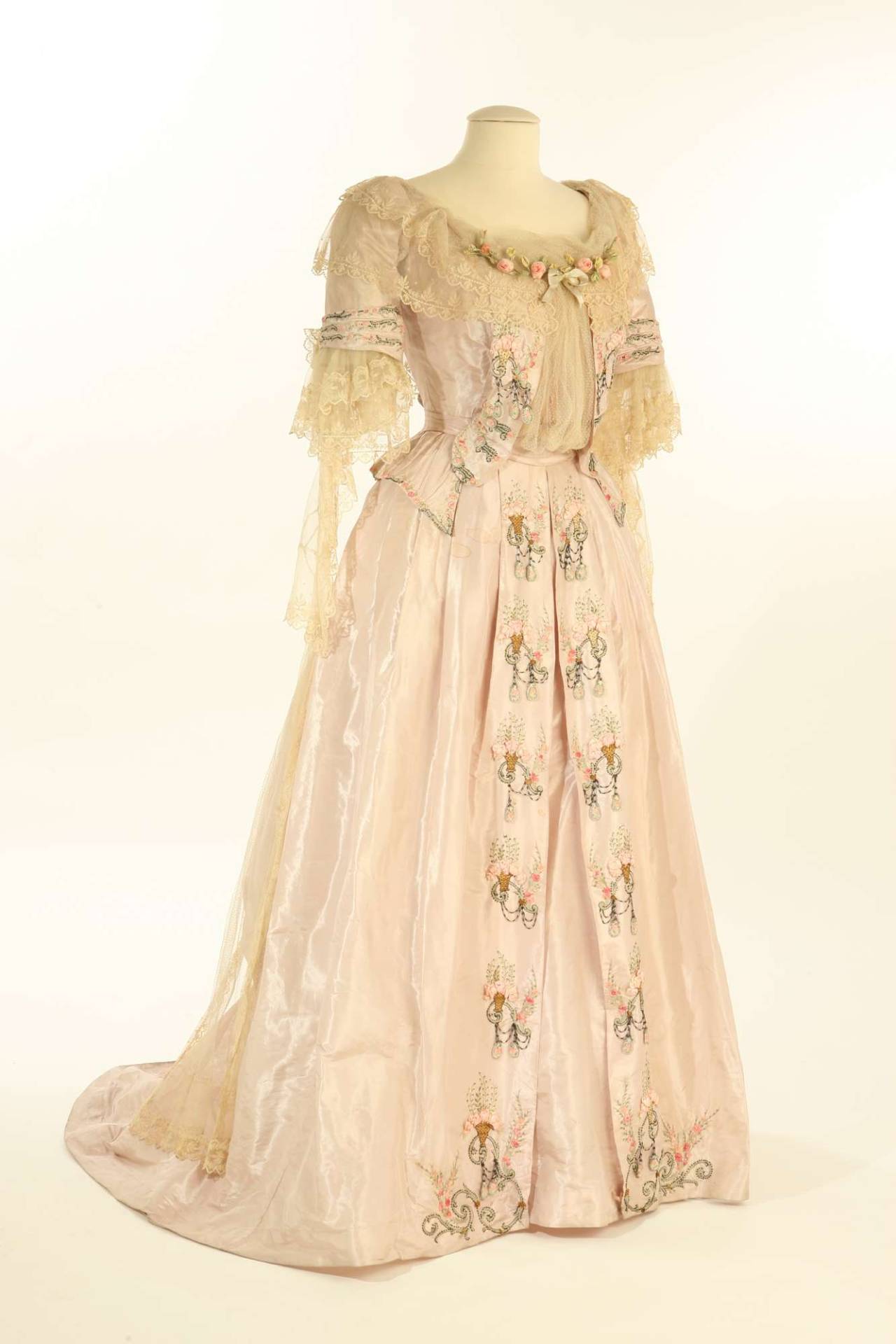 fripperiesandfobs:  Evening dress ca. 1895 From the Liberty Hall Museum via History
