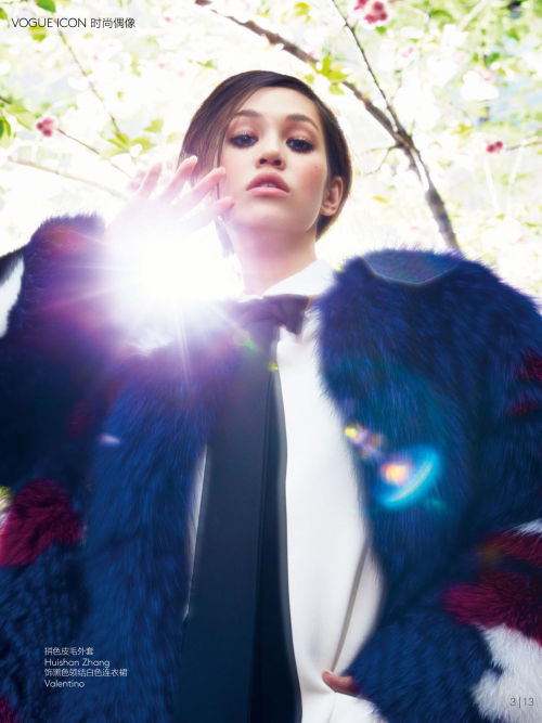 “Black Rainbow”Mizuhara Kiko by Dusan Reljin in Vogue China Collections Pre-Fall 2014 Translation:Ninagawa Mika says that Mizuhara Kiko possesses “a face more intriguing than mere beauty.” In order to satisfy her curiosities about