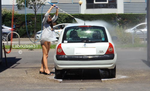 Je lave ma voiture en mini robe légère… I wash my car in a light mini dress … *vidéo o