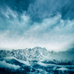 cubagallery:  Queenstown Mountains New Zealand. See the before &amp; after shots. 