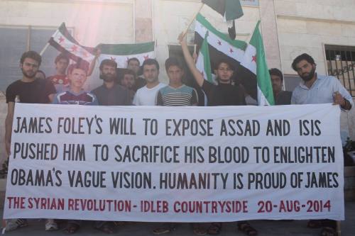 futurejournalismproject: Syrians Honor Jim Foley Image: Residents of Kafranbel, Syria pay tribute to