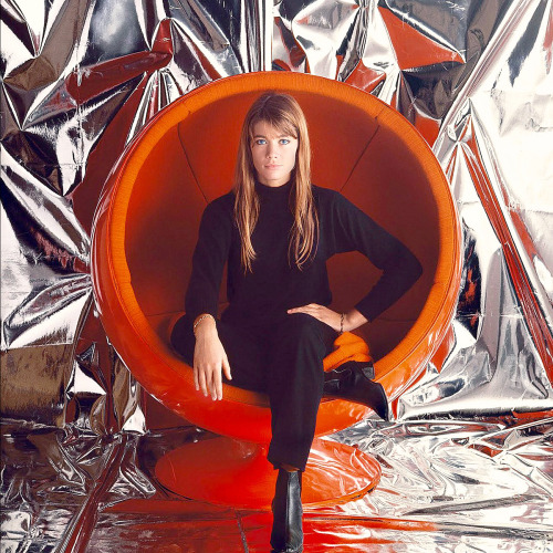 Françoise Hardy (with Eero Aarnio’s 1963 Ball Chair) / photo by Jean-Marie Périe