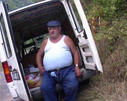 hardpostanchor: chubcelebsandsafari: Love the peek of white underpants on this good looking working 