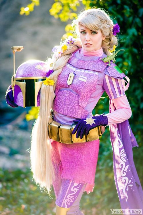 ddtsand123sallday:These Jango/Boba Fett+Disney princess cosplays are pretty friggin sweet. Snow Whit