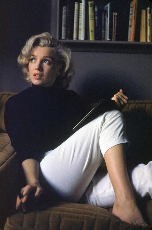 talesfromweirdland: Marilyn Monroe writing in her diary. Informal photos by Alfred Eisenstaedt, 1953