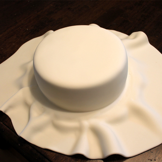 foodffs:  THE VERY VANILLA CAKE [HOW TO COVER A CAKE IN FONDANT] Really nice recipes.
