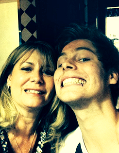 fivesource:  luke + selfies with his mum 