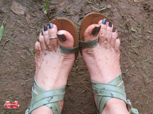 princesscyfeet: [really dirty feet] ;-)