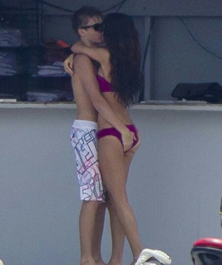 Justin bieber touching selena gomez breast