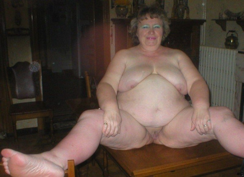 Nice older bbw spreads her legs and shows us her big sexy cunt!Find sexy senior singles