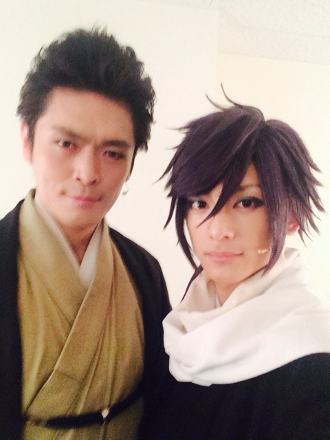 hakumyu:  Saitou selfies with the cast from Hashimoto Shouheiâ€™s blog. [X]