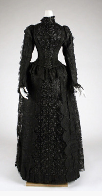 XXX in-herbones:Evening dress 1887-89. Cotton, photo