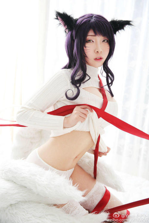 league-of-legends-sexy-girls:  Ahri Cosplay