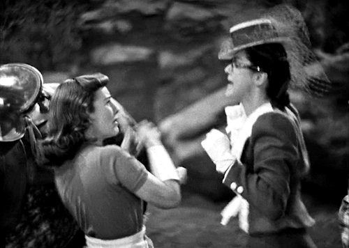 lesbianheistmovie: “No doubles were used in the fight sequence where Rosalind Russell bites Pa