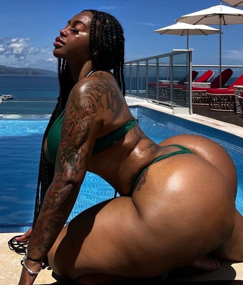 Follow Www.bigweezie.tumblr.com