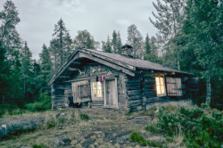 cabinporn:  Log cabin in Søndre Land, Norway. Contributor Ida Strømstad writes:  This is my family’s cabin near a small lake named Selsjøen. The photo is by Yngve Ask.  