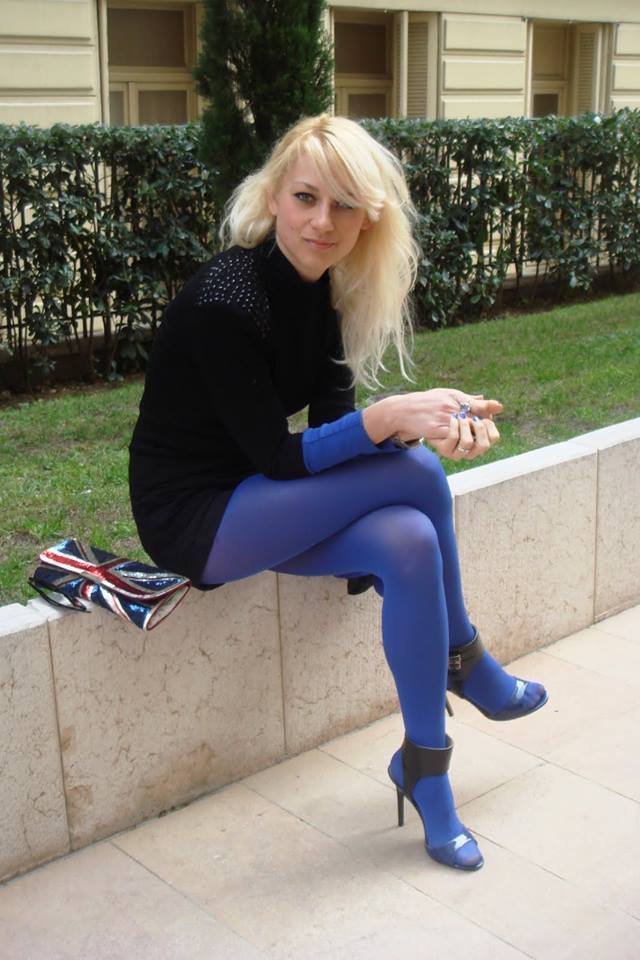 Crossed legs in pantyhosehttps://pantyhose-magazine.tumblr.com/archive