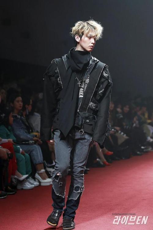 yeo1: Shinwon walking for R.SHEMISTE