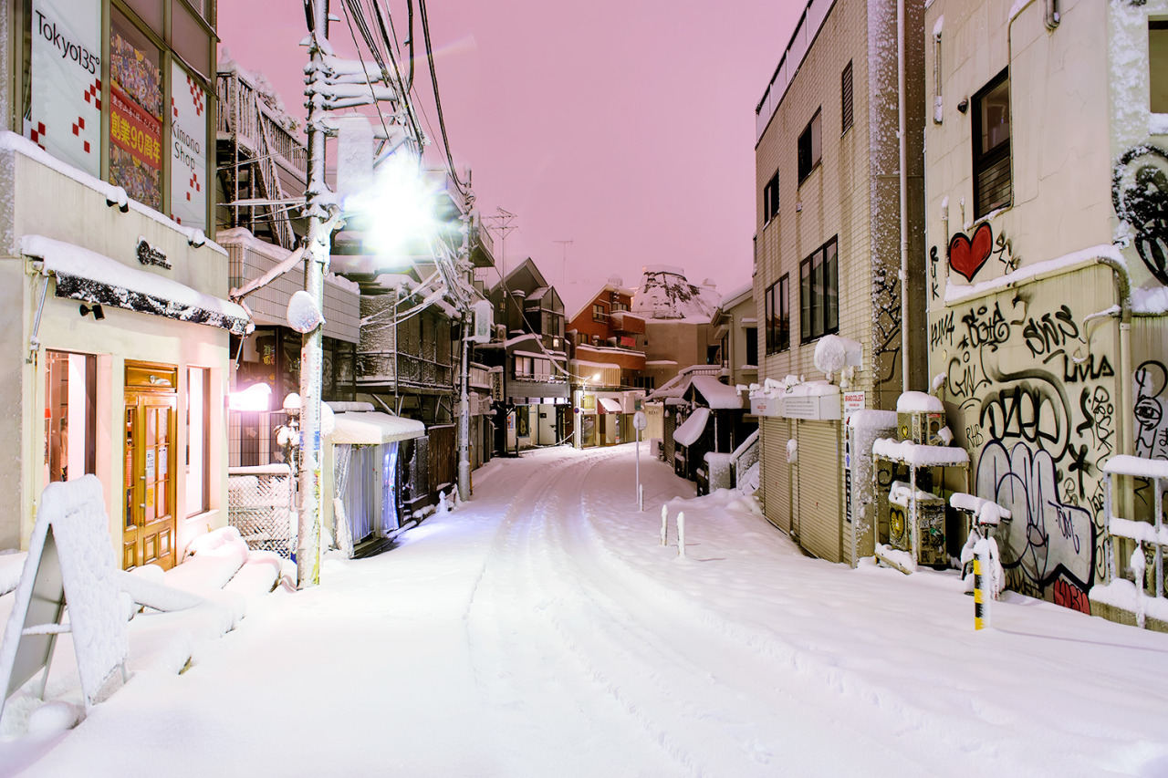 tokyo-fashion:  Super snowy Harajuku at 2am on Valentine’s Day night 2014. These