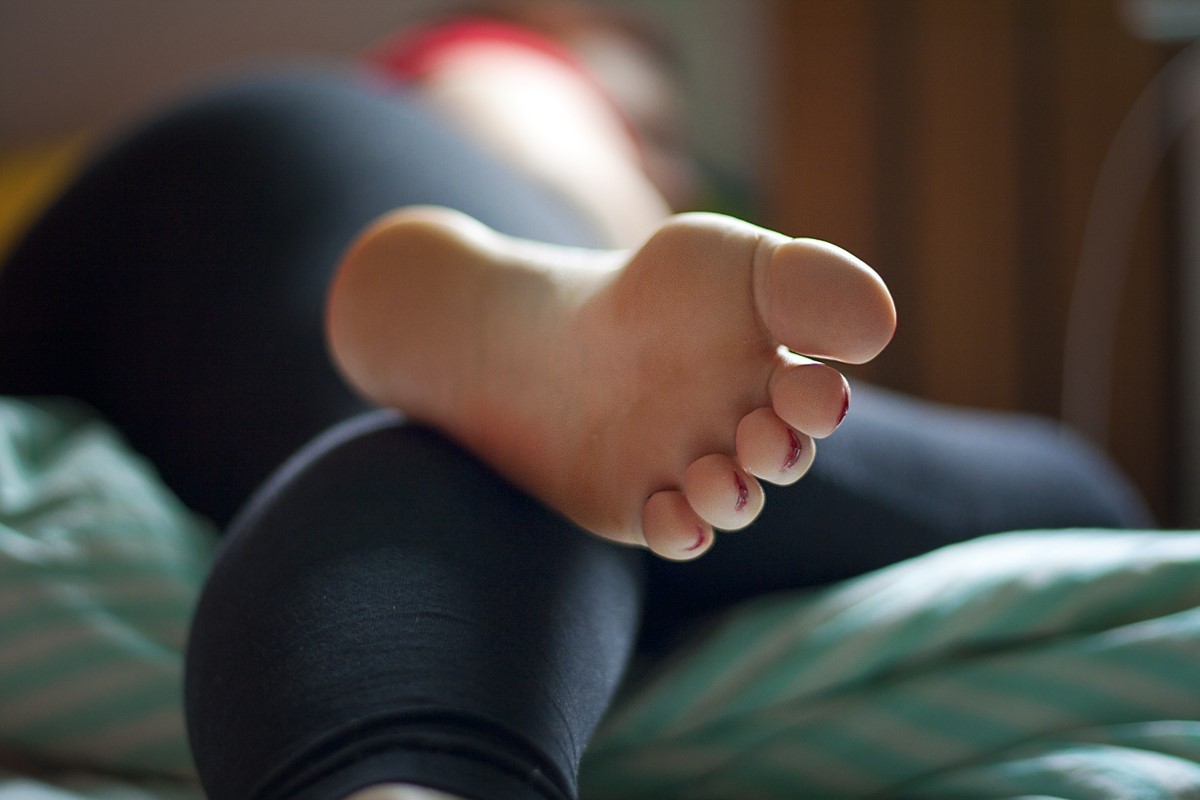 cutewoman-saige:  Girl with a foot fetish and feet fetish worship