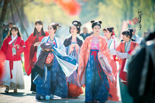 traditional chinese fashion, hanfu. 中华礼乐大会现场图. Photo: 秋月半弯