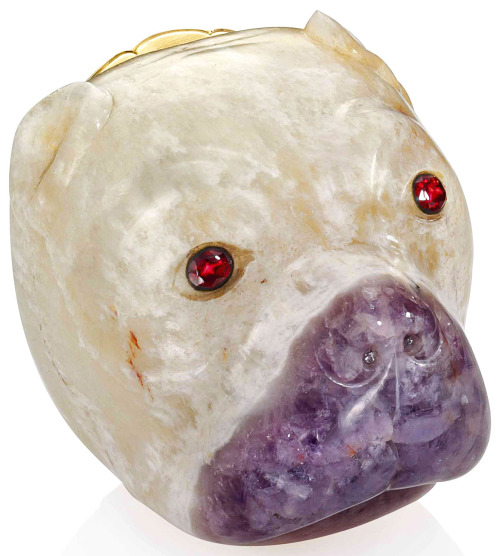 ufansius:  Gold-mounted amethystine quartz snuffbox in the form of a pug’s head with ruby eyes