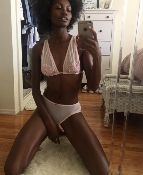 Milan Dixon: Selfie http://ift.tt/2iPAuLc