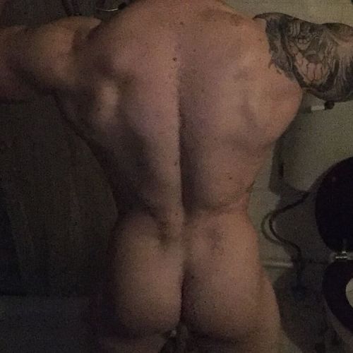 matthewcamp:  #poser #bodybuilding #instastud #toiletselfie #showertime #waitingfor #hotwater #matthewcamp #backonfleek