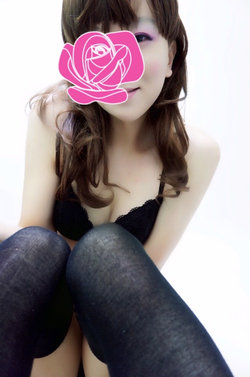 jjang-power: juniasthings: 안녀어엉 ~ 별로 볼 것 없는 가슴골이지만 ㅠㅜ 흐흐흐