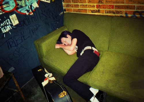 crushedblind: elliott backstage at RKCNDY, 1996 cred to alice wheeler. Source: Slate