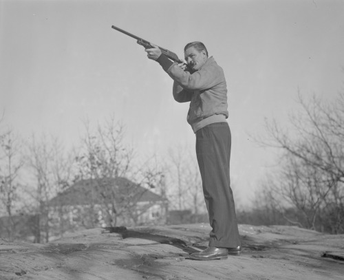 &ldquo;Jug&rdquo; McSpaden with shotgun, at home in Arlington, Massachusetts, 1939. Photo by