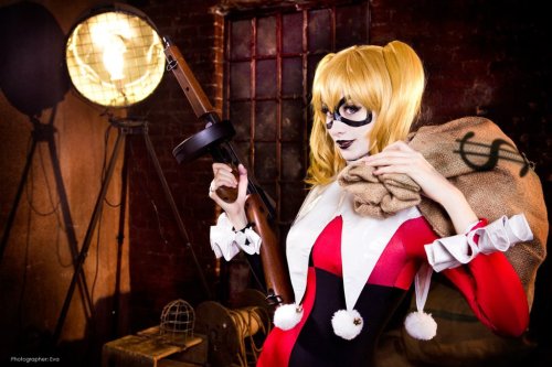 cosplayblog:  Submission Weekend! Harley Quinn from DC Universe  Cosplayer & Submitter: Mari Evans [TM / DA / FB / WO]Photographer: Eva  