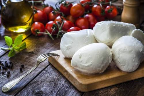 ✿ モッツァレラ | Mozzarella・イタリア産のチーズの一種である。モッツァレラとも表記される。イタリア南西部のカンパニア州が原産。18世紀、イタリアのサレルノから誕生した。くせの無い味わいで