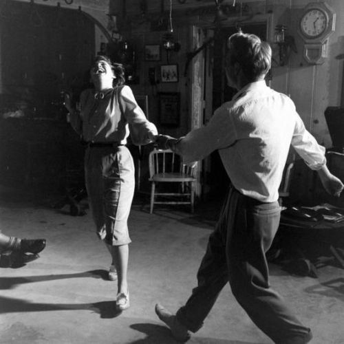 cullencouture:Esme and Carlisle dancing in 1947.