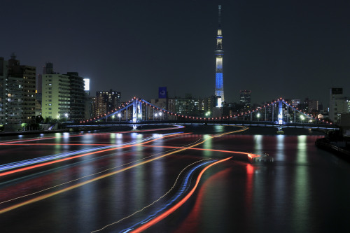 Tokyo Skytree. by cate♪Via Flickr:View from Sumida Ohashi.スカイツリーを眺めるため船が動かないので光跡が撮りづらかったです。