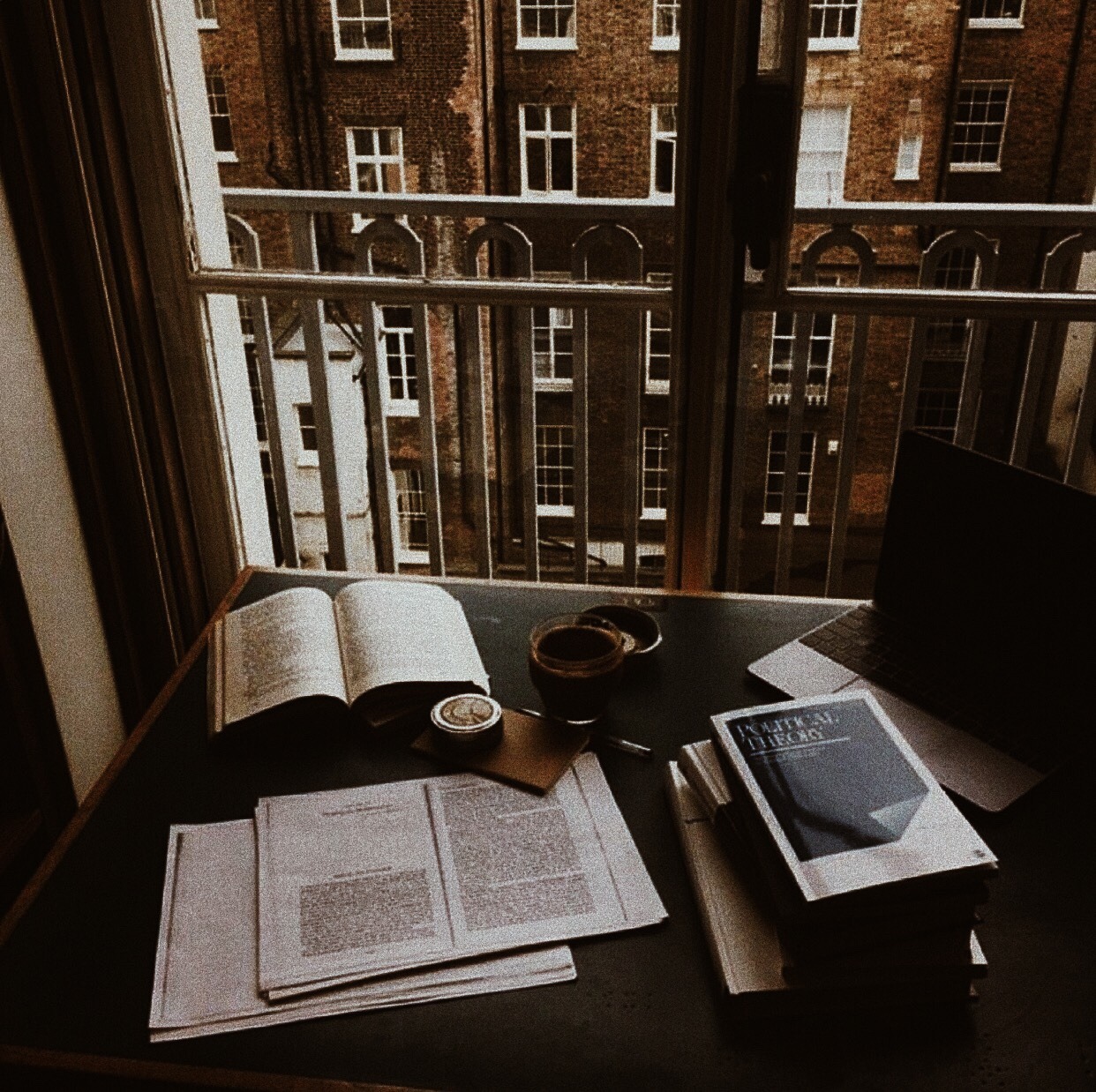 Featured image of post Dark Academia Aesthetic London / It is also open to every subject field even though the aesthetic revolves around literature and art.