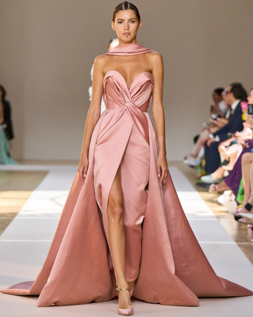 ruched:Elie Saab Fall 2022/23 Couture