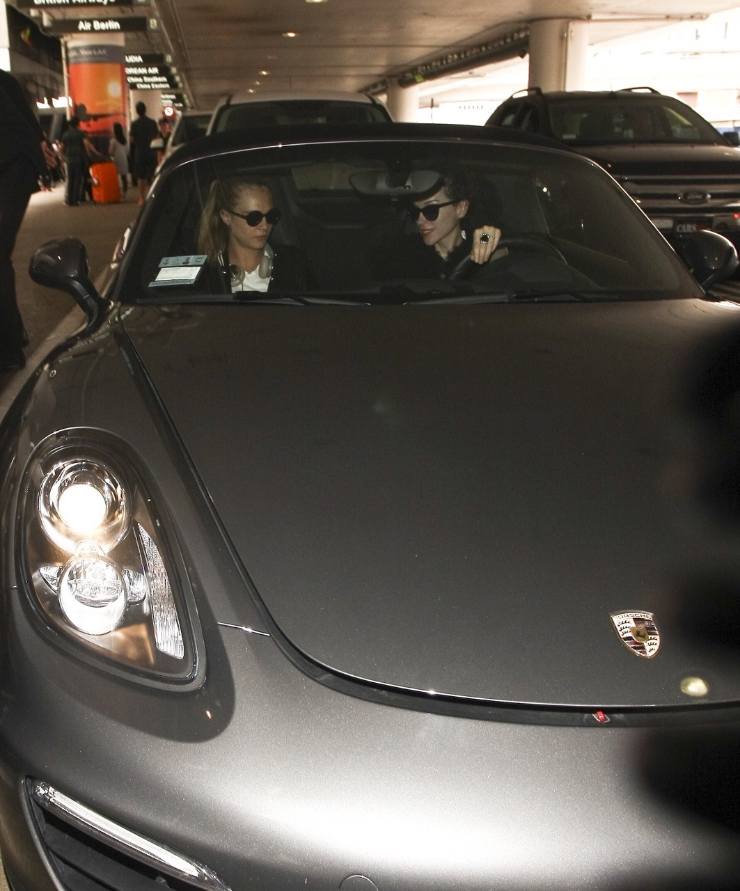 thegestianpoet: filstvincent:  Annie’s Porsche appreciation post.   Annie and Cara
