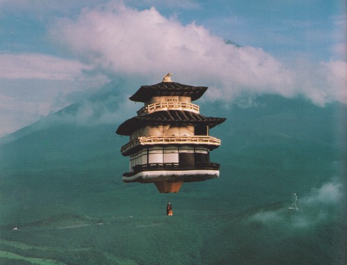 avtavr:A golden pagoda in flight before Fujiyama, Japan, 1990.photo by Alain Guillou