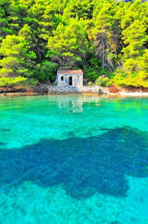 Abandoned church in Kálamos, Lefkás island, Western Greece.  Photo by Spiros Vathis.