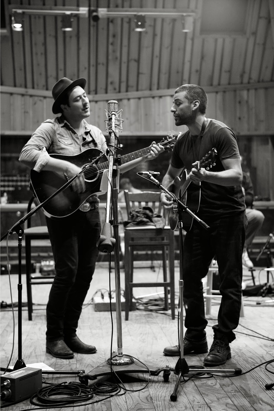 tarkovskymalick:  Marcus Mumford and Oscar Isaac on set of Inside Llewyn Davis 