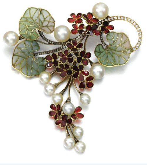 treasures-and-beauty:Gem set diamond brooch/pendant. Designed as a cascade of flowers, set with pliq