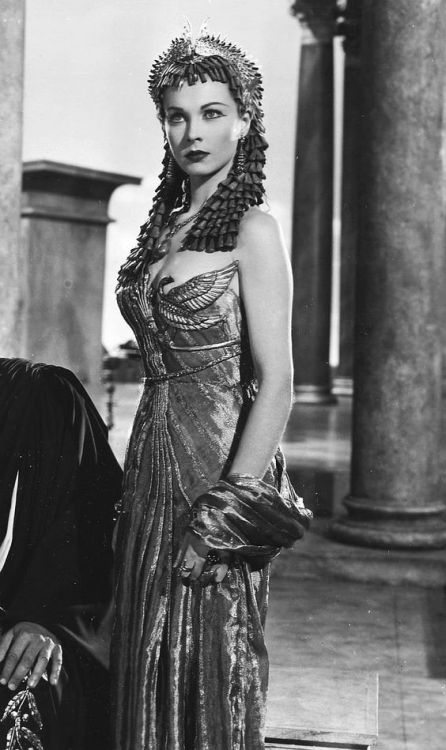 costumeloverz71: Cleopatra (Vivian Leigh) Gold dress.. Caesar and Cleopatra (1945)… Costume by Olive