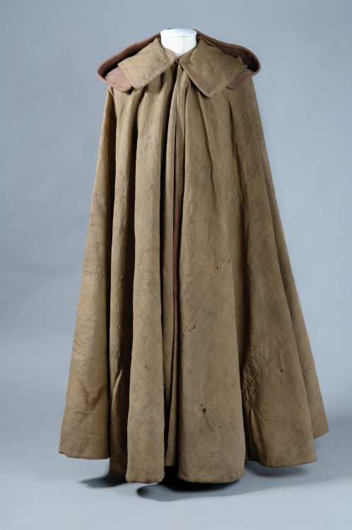 minutemanworld:Dark green field coat belonging to General James Wolfe (b1727, d1759). He may have be