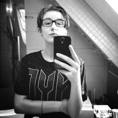 mamesjackavoy: just realized i’ve never worn my glasses on here before. 